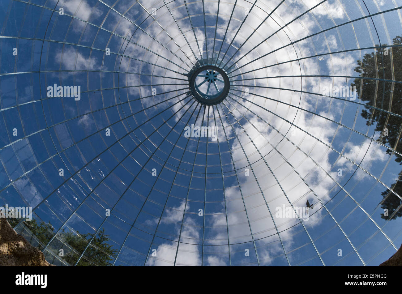 A cupola tetto di vetro sul rinnovato grotta presso lo Swiss Garden, Old Warden, Bedfordshire Foto Stock