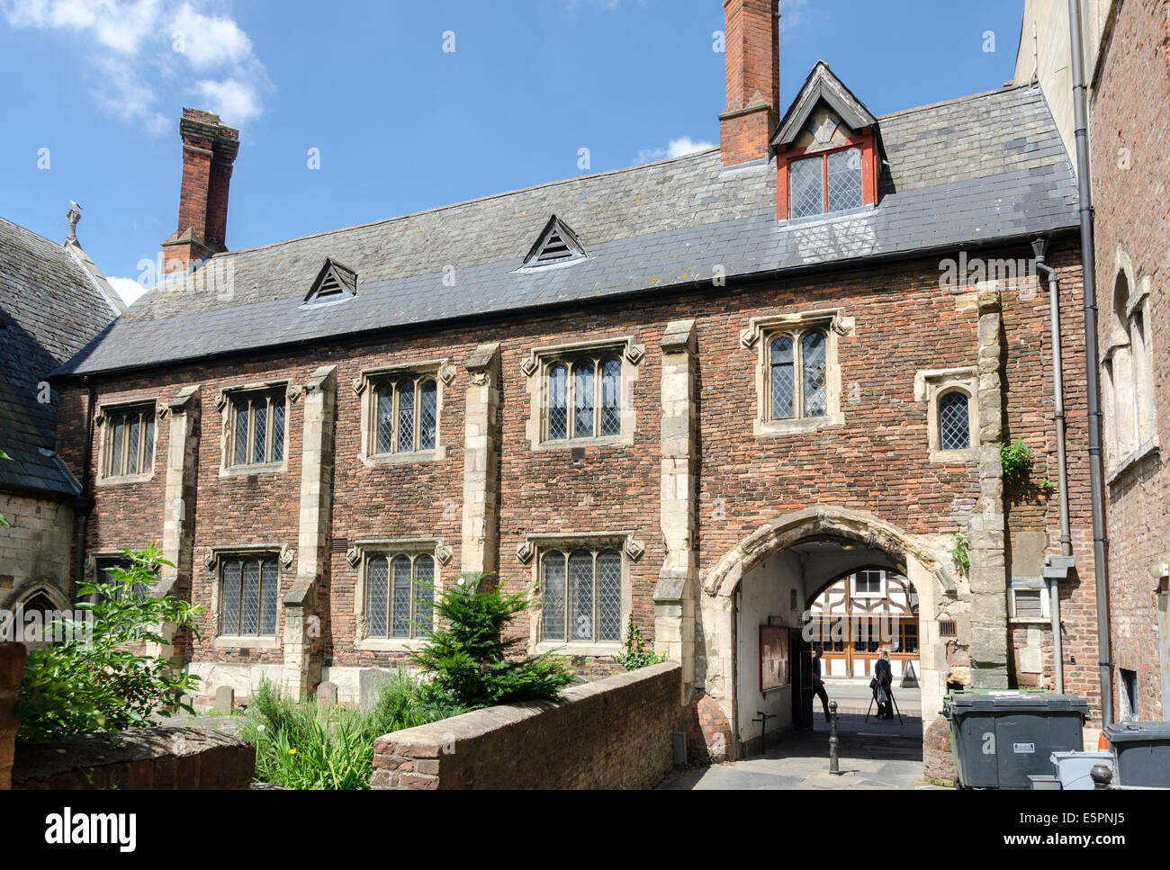 Marylone portone che conduce attraverso la vecchia scuola stanza a St Mary de Crypt chiesa in Gloucester Foto Stock