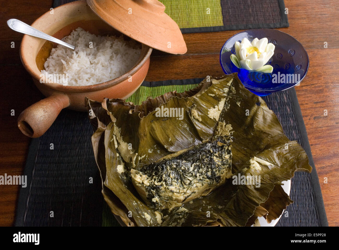 Tipico cibo cambogiano: Amok pesci. Cambogia. Siem Reap. Singola porzione di pesce Amok cucina cambogiano Foto Stock