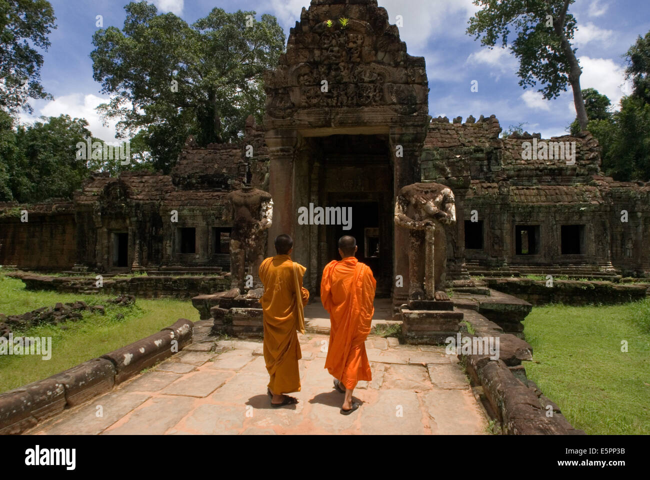 Due monaci buddisti nella parte interna del Tempio Preah Khan. Bakan o Preah Khan Kampong Svay Tempio. Il Bakan templi sono lo Foto Stock
