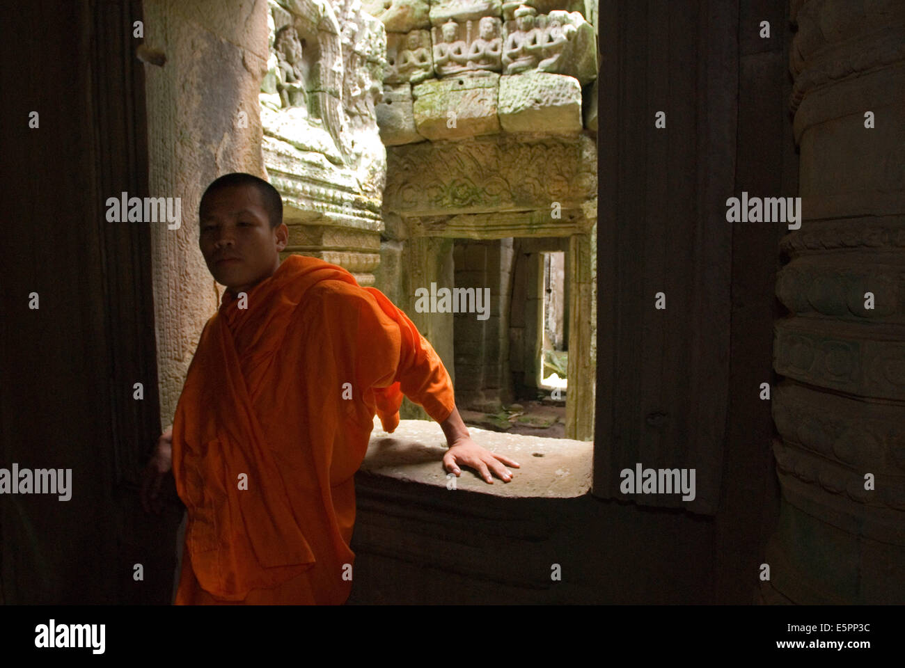 Due monaci buddisti Preah Khan Temple. Bakan o Preah Khan Kampong Svay Tempio. Il Bakan templi si trova in Ta Siang village Foto Stock