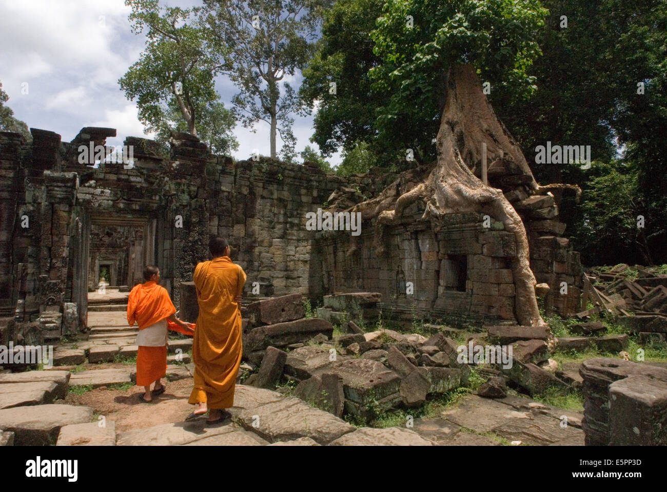 Due monaci buddisti Preah Khan Temple. Bakan o Preah Khan Kampong Svay Tempio. Il Bakan templi si trova in Ta Siang village Foto Stock