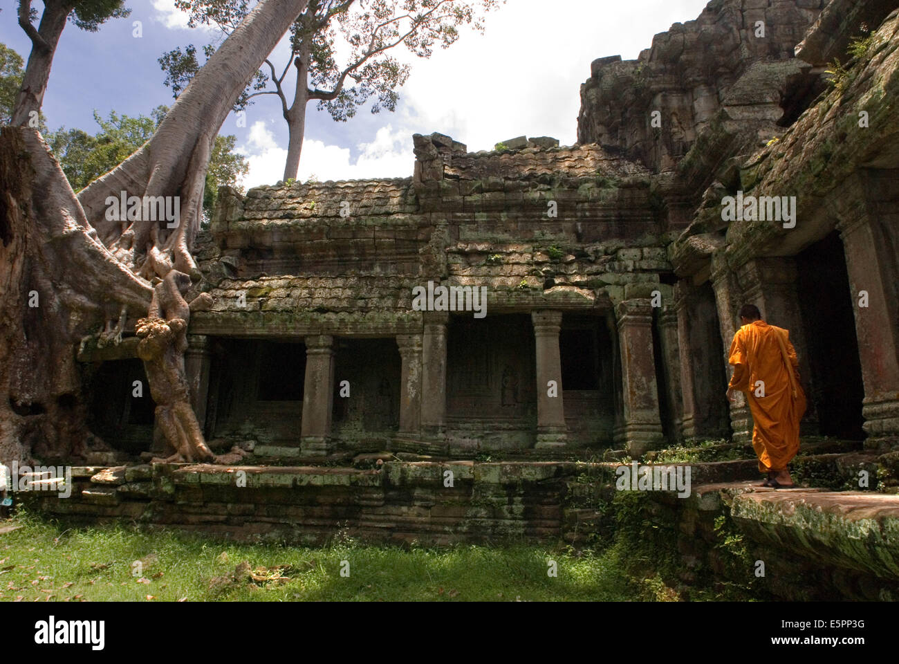 Un monaco in Bakan o Preah Khan Kampong Svay Tempio. Il Bakan templi si trova in Ta Siang village, Ronakse comune, Sangkum T Foto Stock