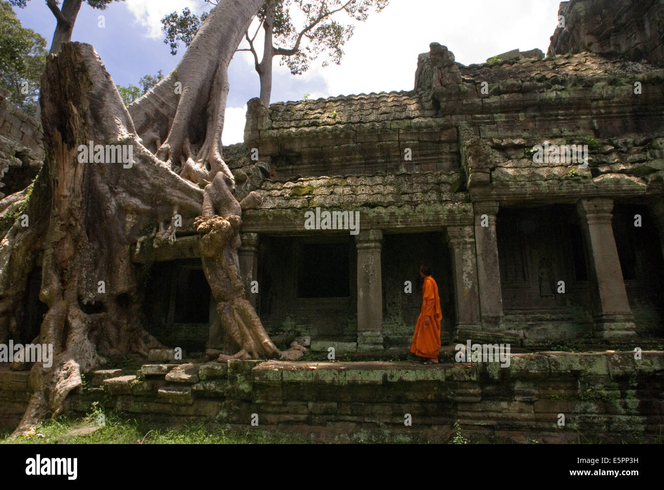 Un monaco in Bakan o Preah Khan Kampong Svay Tempio. Il Bakan templi si trova in Ta Siang village, Ronakse comune, Sangkum T Foto Stock