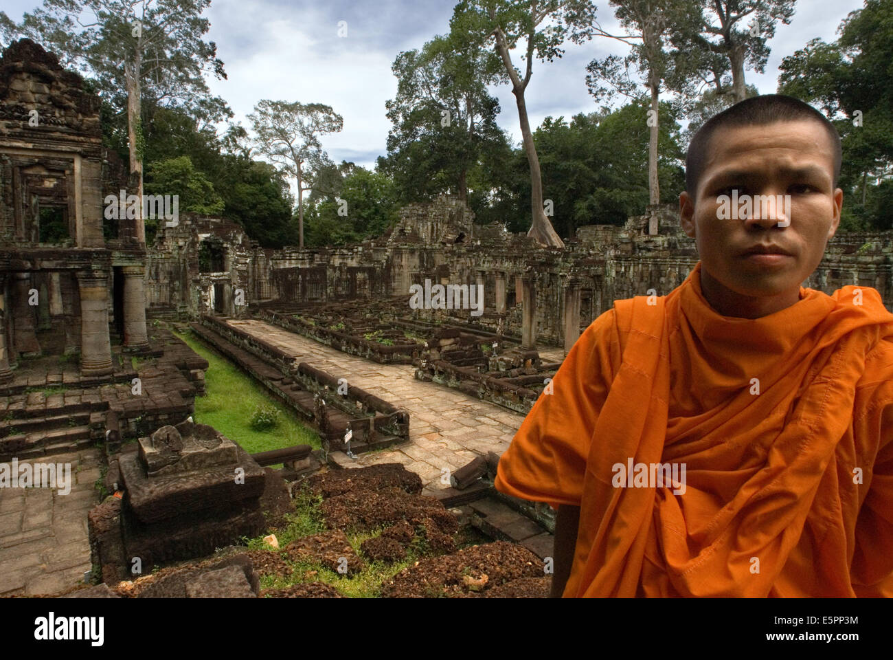 Un monaco in Bakan o Preah Khan Kampong Svay Tempio. Il Bakan templi si trova in Ta Siang village, Ronakse comune, Sangkum T Foto Stock