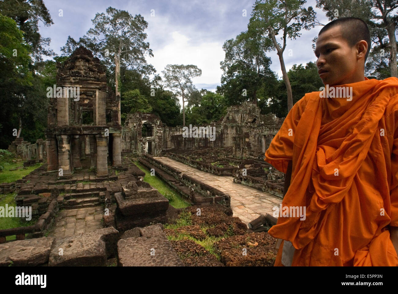 Un monaco in Bakan o Preah Khan Kampong Svay Tempio. Il Bakan templi si trova in Ta Siang village, Ronakse comune, Sangkum T Foto Stock