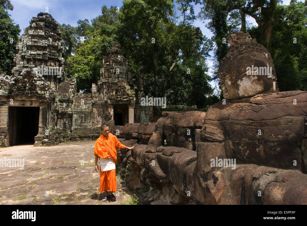 Un monaco in Bakan o Preah Khan Kampong Svay Tempio. Il Bakan templi si trova in Ta Siang village, Ronakse comune, Sangkum T Foto Stock