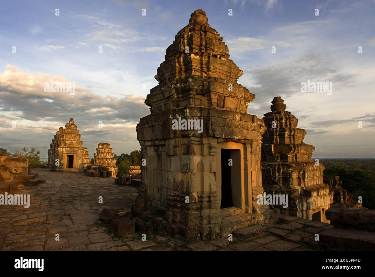 Phnom Bakheng Temple. Sunrise. La costruzione di questo tempio sulla montagna Phnom Bakheng (Bakheng Hill), il primo grande tempio Foto Stock