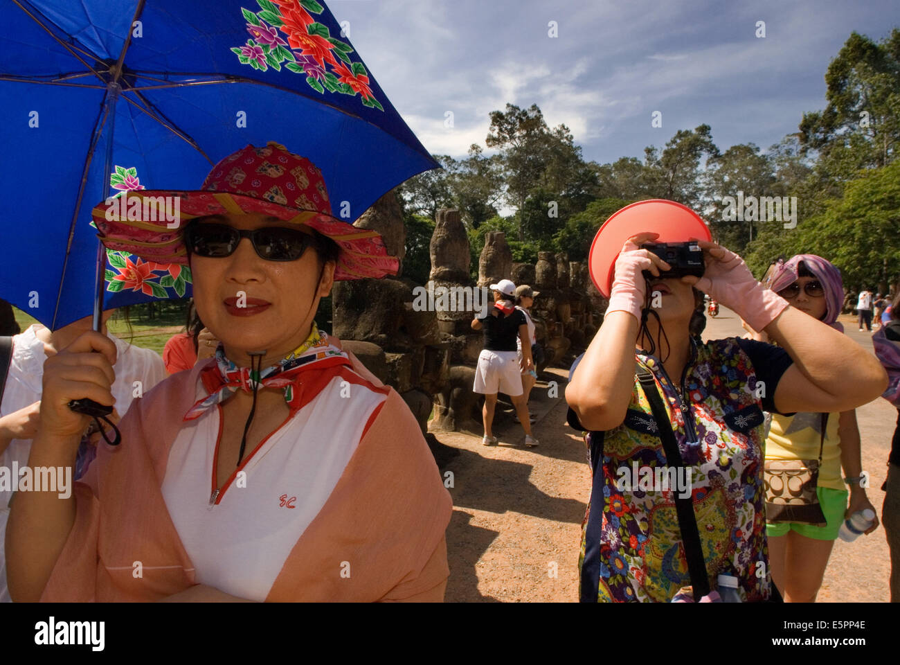 Il coreano turisti nel gateway di Angkor Thom. La grande città di Angkor Thom copre un area di tre chilometri quadrati, racchiuso Foto Stock