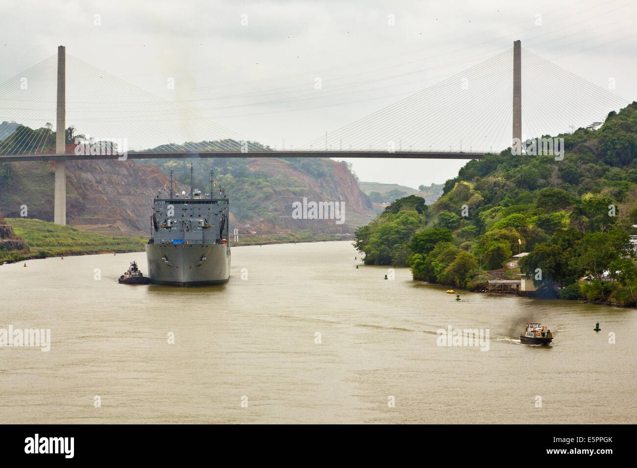 US Navy nave vela sotto Millenium Bridge, Culibra tagliare, Panama Canal Foto Stock