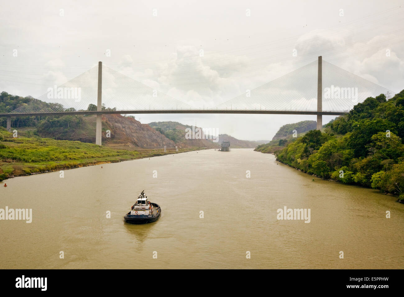 US Navy nave vela sotto Millenium Bridge, Culibra tagliare, Panama Canal Foto Stock