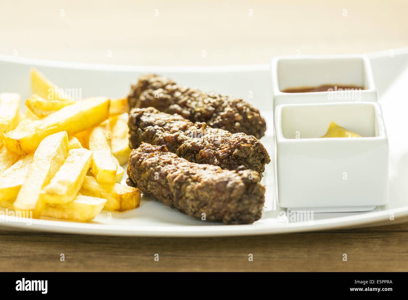 Tradizionale rumena Mici e patate fritte con Ketchup e Senape Close Up Foto Stock