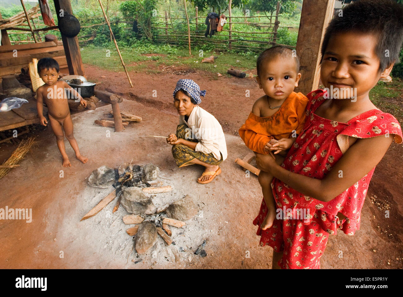 Famiglia di minoranza etnica di Khmer Leu. Villaggio Kateung. Ratanakiri. Ratanakiri si trova in Cambogia il lontano nord-est confina con Foto Stock