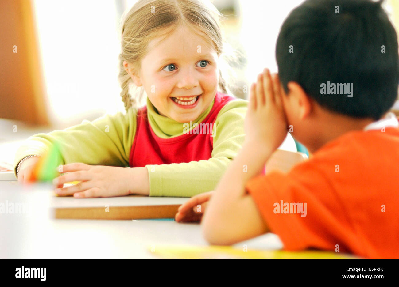 6-anno-vecchi bambini rendendo un tumulto a scuola. Foto Stock