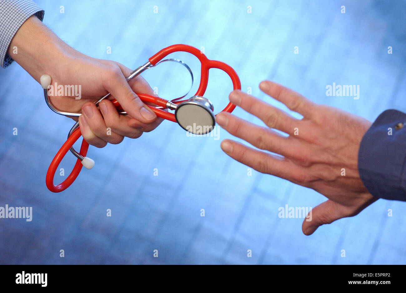 Passando la mano su uno stetoscopio : illustrazione del medico sostituto. Foto Stock