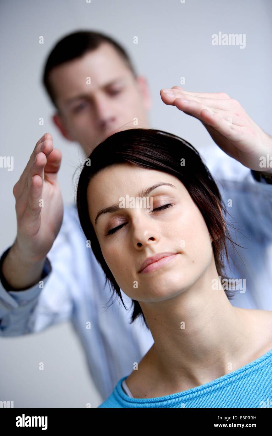 Medicina alternativa consiste nel convogliare e il riequilibrio delle energie interne del corpo tramite un guaritore. Foto Stock