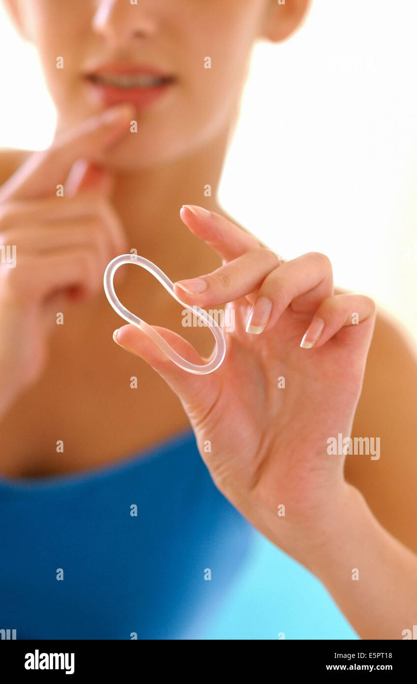 L'anello vaginale (Nuvaring) è un estroprogestative ormonale contraccettivo  Foto stock - Alamy