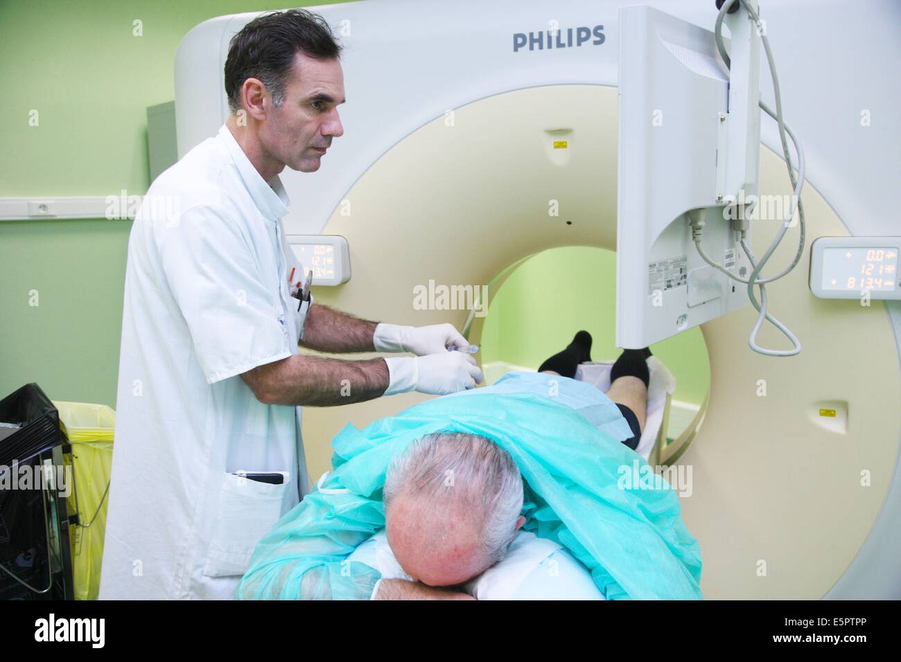 Pr de Kerviler, radiologo, impostare di procedura di biopsia di i linfonodi periferici assistita da medical imaging per il linfoma Foto Stock