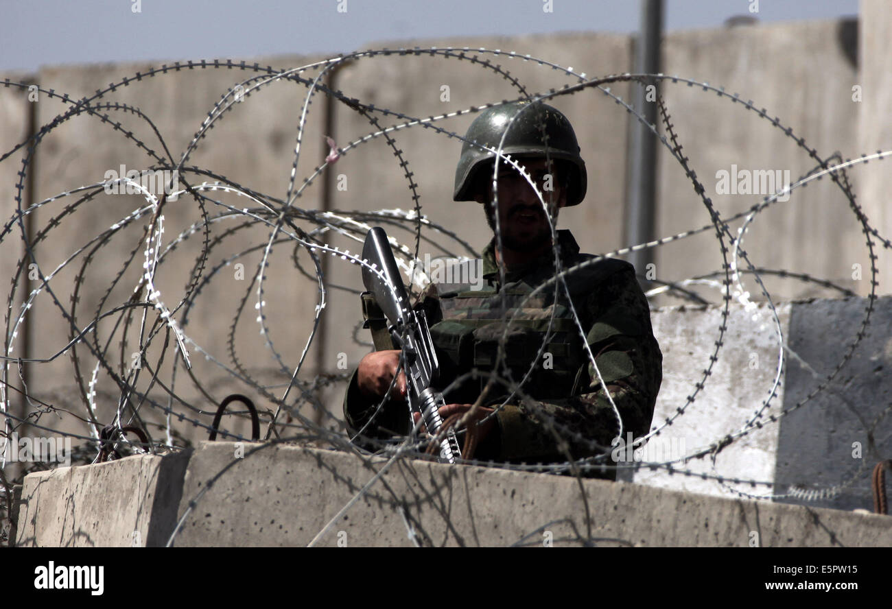 A Kabul, Afghanistan. 5 Ago, 2014. Un esercito nazionale afghano soldato sta di guardia al di fuori del cancello di ingresso di difesa nazionale academy a seguito di un attentato a Kabul, in Afghanistan il 5 agosto 2014. Almeno quattro soldati stranieri sono state uccise quando un soldato afgano sparato su di essi in un centro militare a Kabul il martedì, una sorgente ha detto. Credito: Ahmad Massoud/Xinhua/Alamy Live News Foto Stock