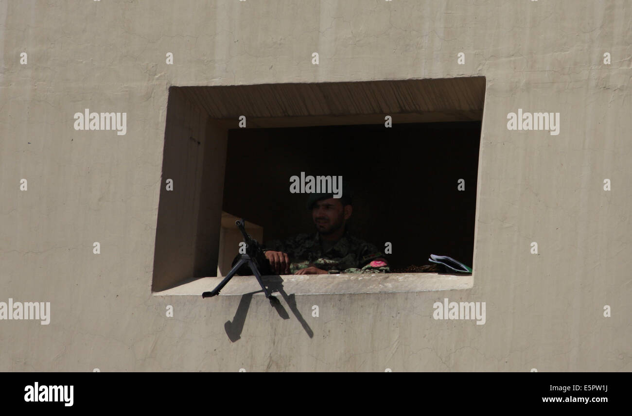 A Kabul, Afghanistan. 5 Ago, 2014. Un esercito nazionale afghano soldato continua a guardare su una guardia della torre di controllo presso il cancello di ingresso della difesa nazionale academy a seguito di un attentato a Kabul, in Afghanistan il 5 agosto 2014. Almeno quattro soldati stranieri sono state uccise quando un soldato afgano sparato su di essi in un centro militare a Kabul il martedì, una sorgente ha detto. Credito: Ahmad Massoud/Xinhua/Alamy Live News Foto Stock