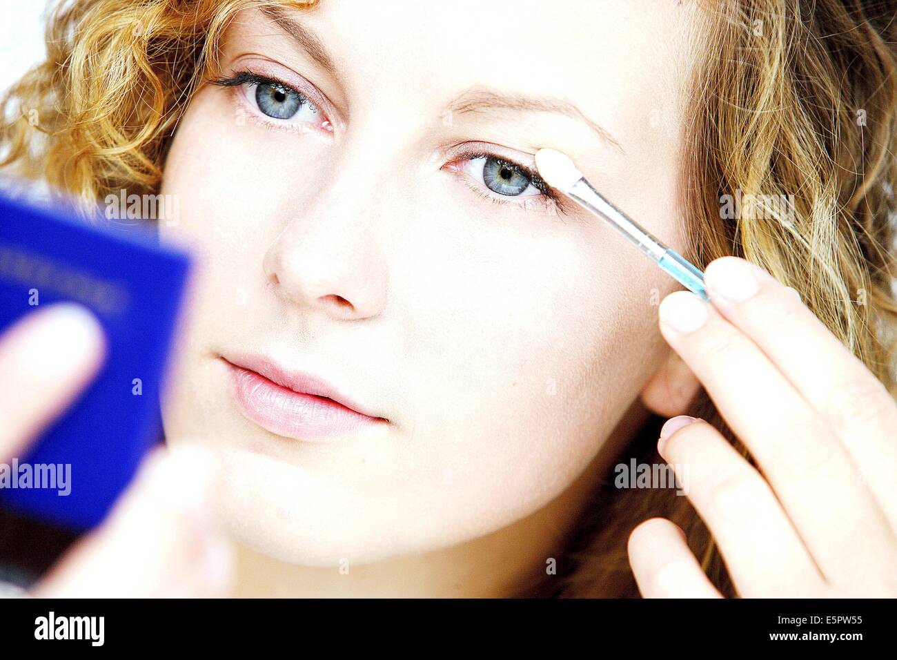 Donna di applicare il make-up. Foto Stock