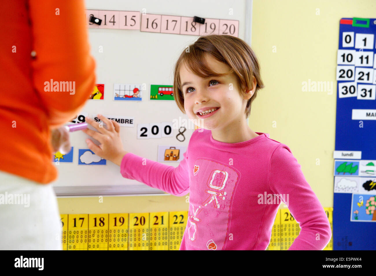 Bambino di 6 anni a scuola. Foto Stock