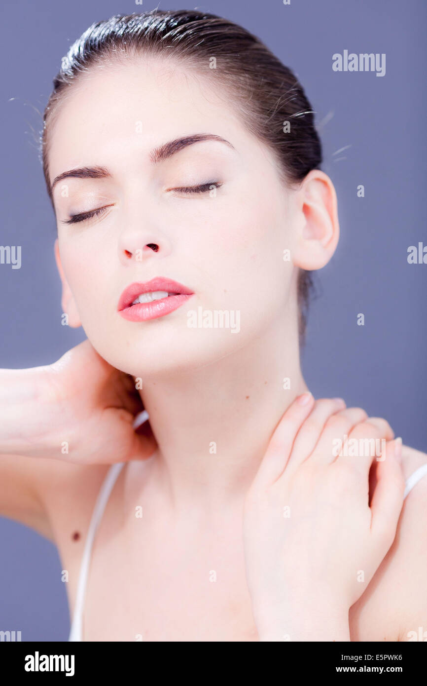 La donna che soffre di dolori al collo. Foto Stock