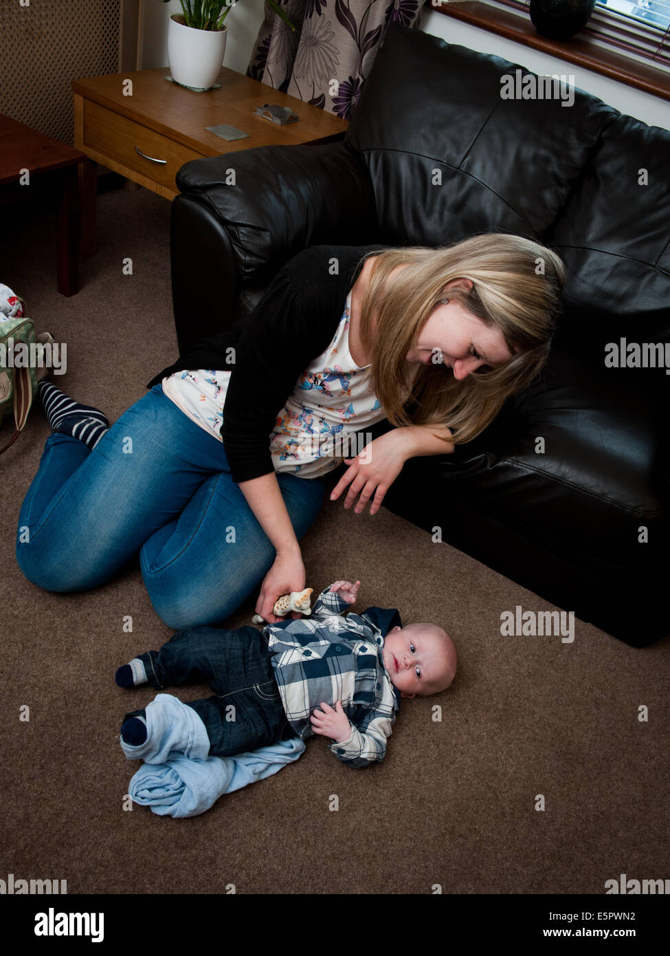 La madre gioca con il bambino a circa 1 anno di età Foto Stock
