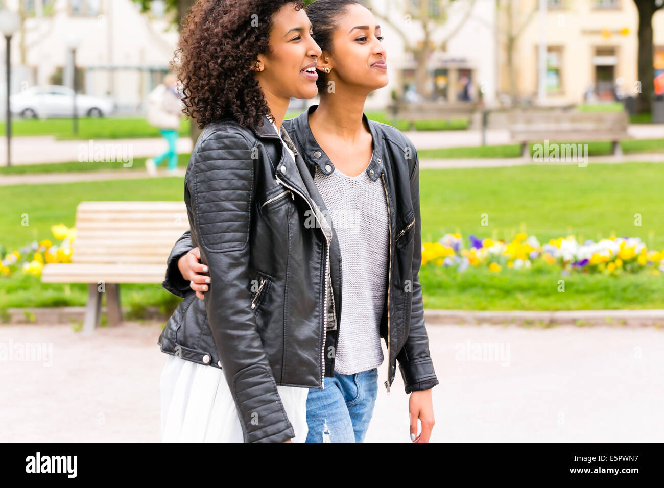 I migliori amici del Nord di etnia africana in posizione di parcheggio Foto Stock