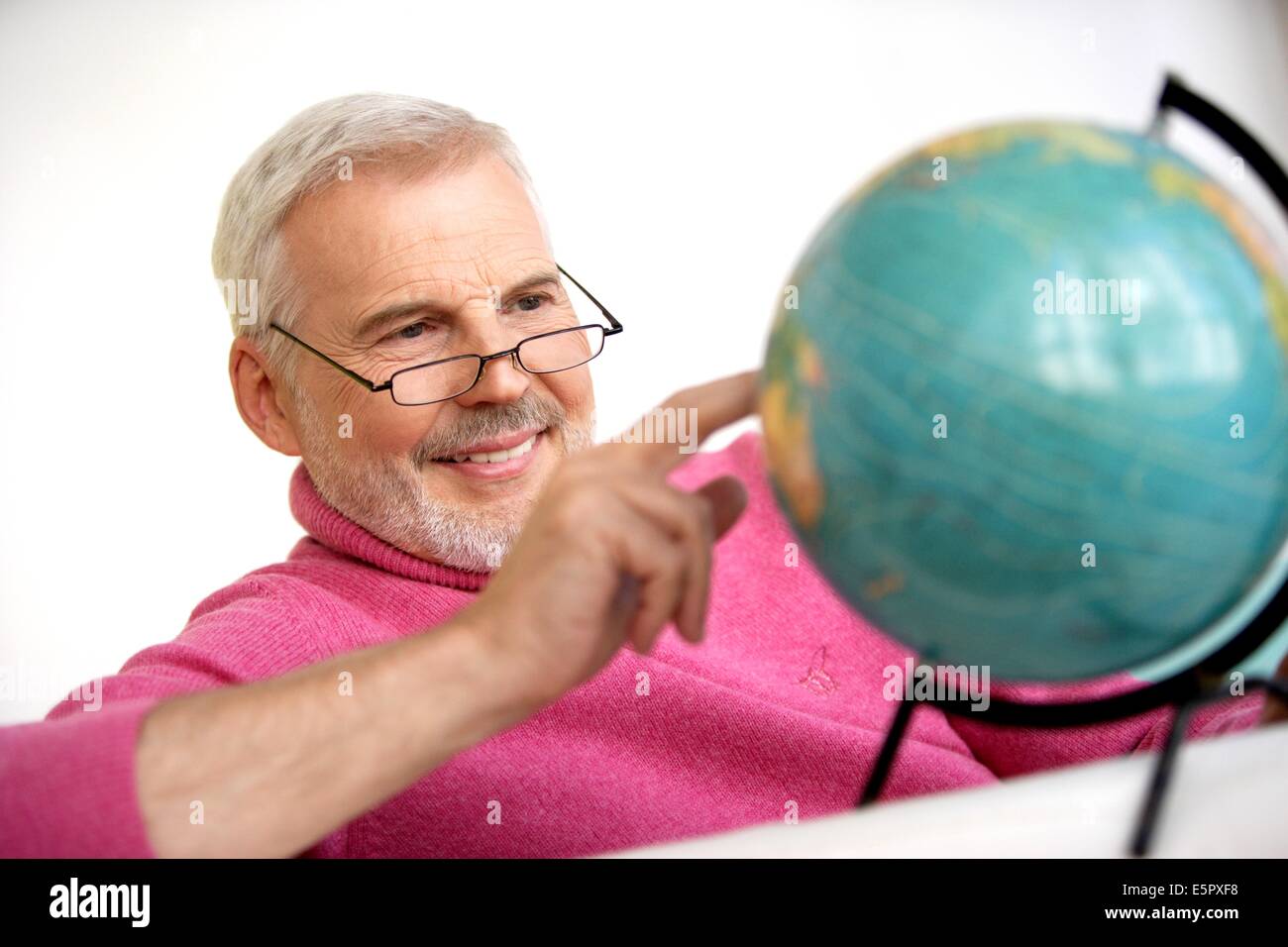 Uomo che guarda una mappa del mondo. Foto Stock