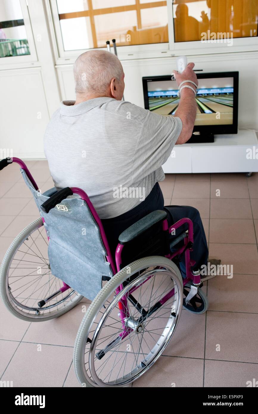 Persona anziana e giocare con Wii gioco casa residenziale per