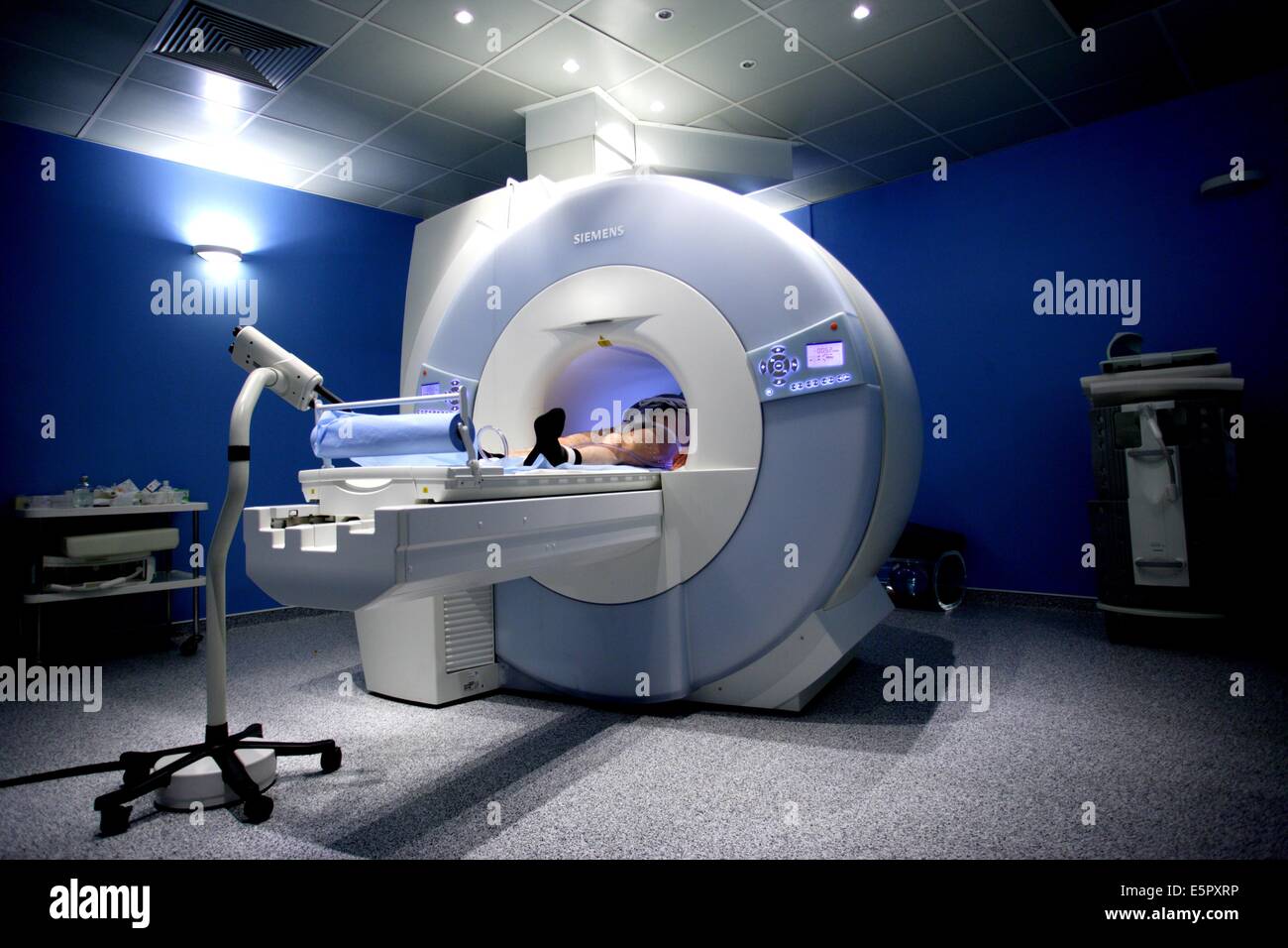 Ospedale di lente, la Francia, il paziente sottoposto a scansione MRI nel primo campo di alta ultra foro corto MRI, l'altezza elevata del foro di Foto Stock