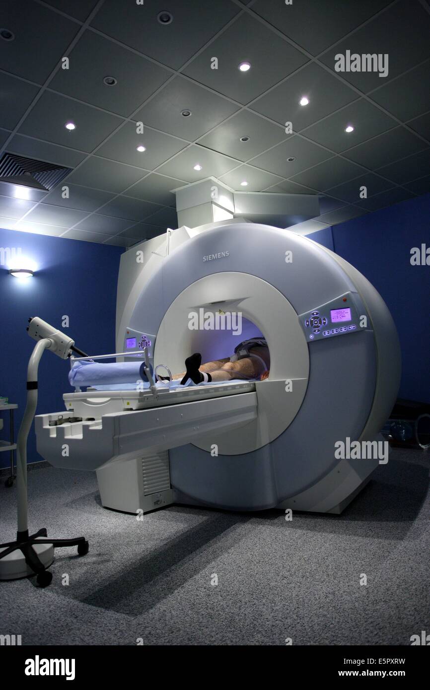 Ospedale di lente, la Francia, il paziente sottoposto a scansione MRI nel primo campo di alta ultra foro corto MRI, l'altezza elevata del foro di Foto Stock