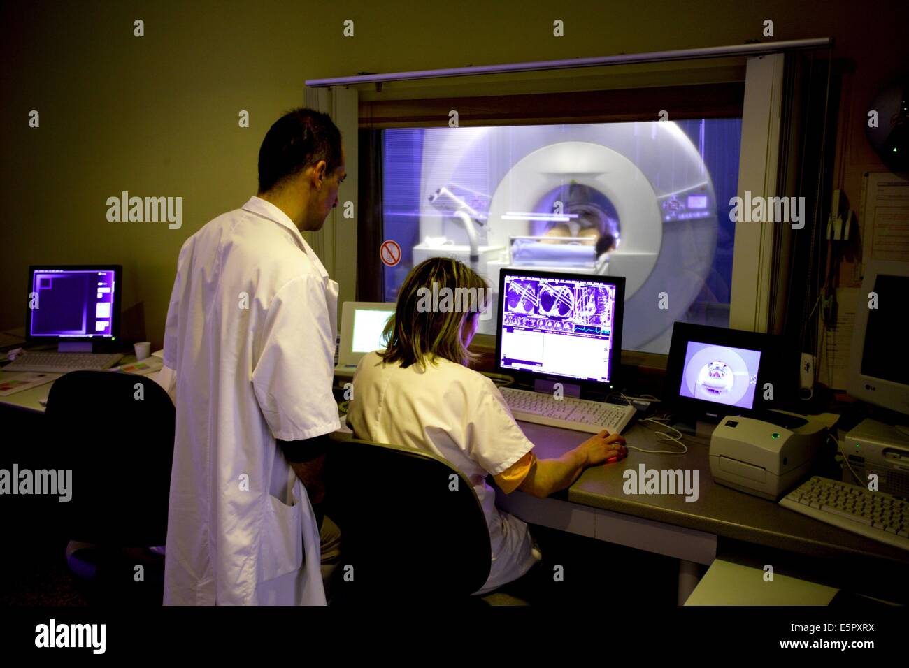 Ospedale di lente, la Francia, il paziente sottoposto a scansione MRI nel primo campo di alta ultra foro corto MRI, l'altezza elevata del foro di Foto Stock