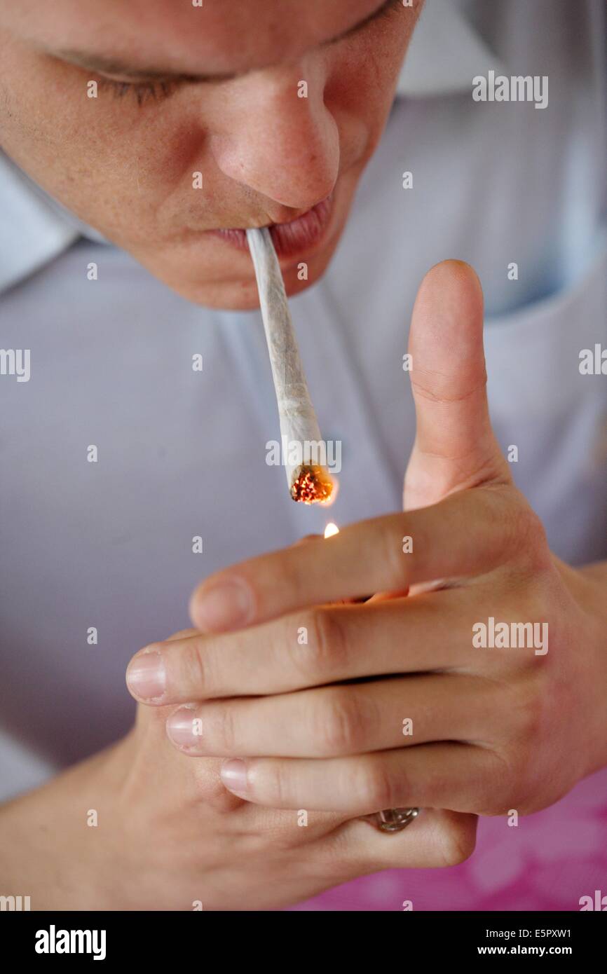Adolescente di fumare un giunto. Foto Stock