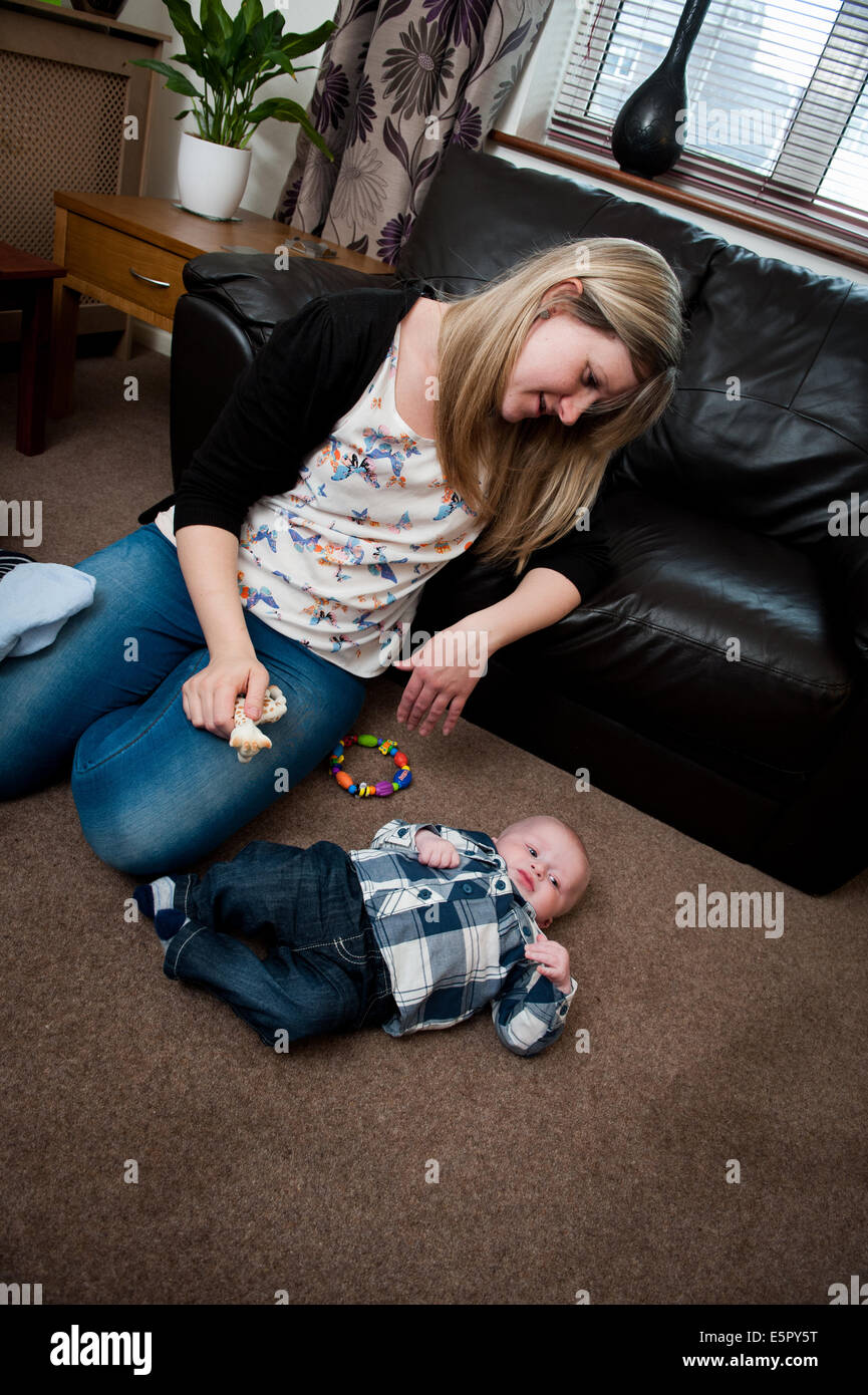 La madre gioca con il bambino a circa 1 anno di età Foto Stock