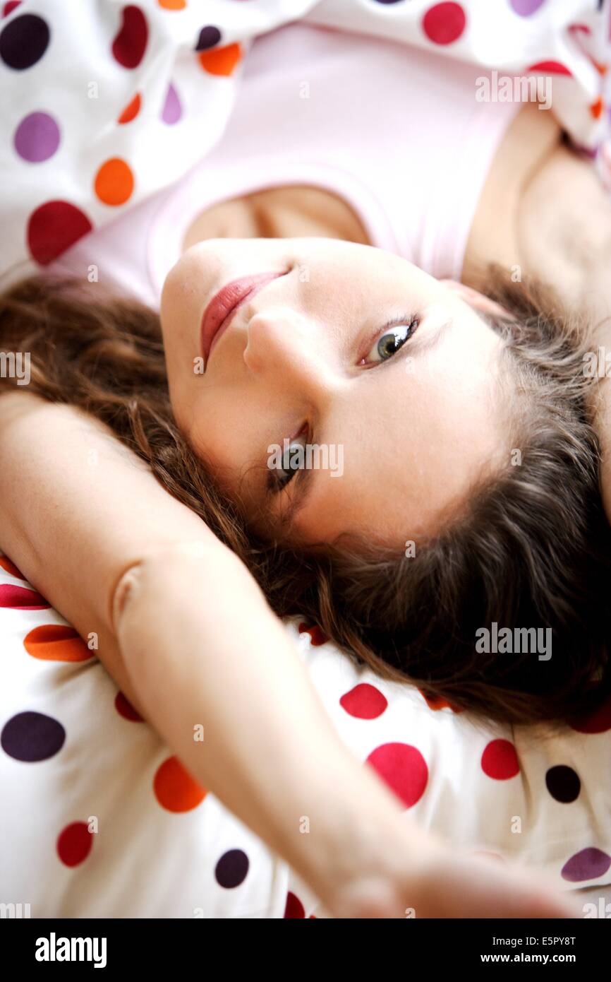 Giovane donna di svegliarvi e stretching. Foto Stock