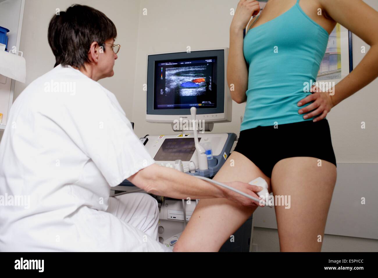 Paziente sottoposto a ultrasuoni Doppler (angiodynography) scansione delle  gambe per studiare il flusso del sangue e di esplorare i potenziali di vena  profonda Foto stock - Alamy