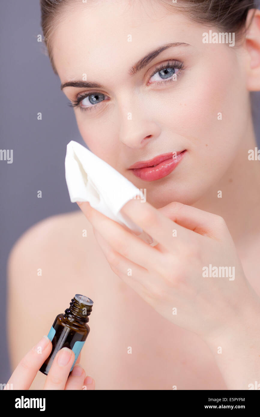 Donna odore di olio essenziale. Foto Stock