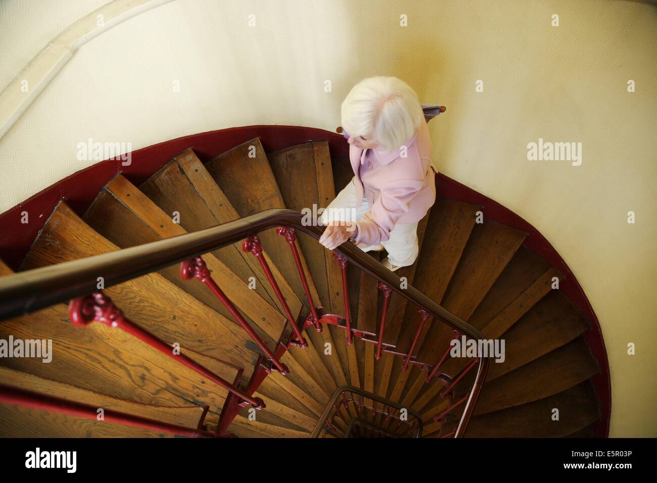 Donna anziana salendo le scale. Foto Stock