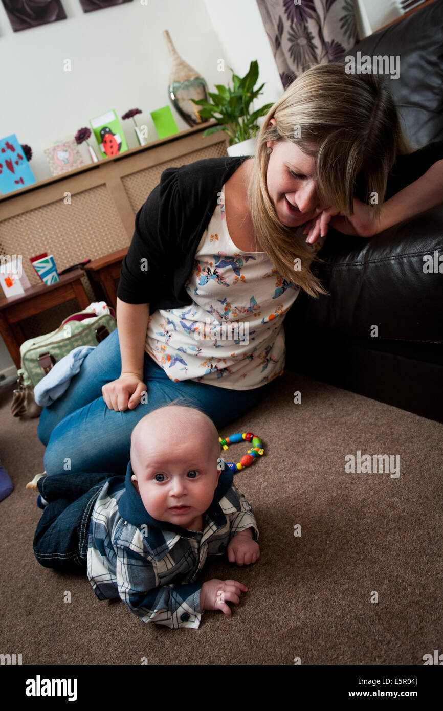 La madre gioca con il bambino a circa 1 anno di età Foto Stock
