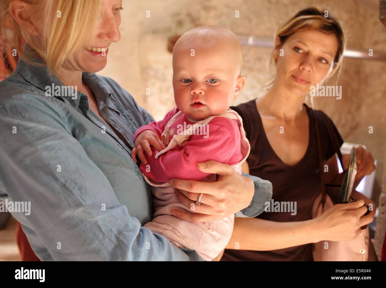 Bambino di 8 mesi immagini e fotografie stock ad alta risoluzione - Alamy