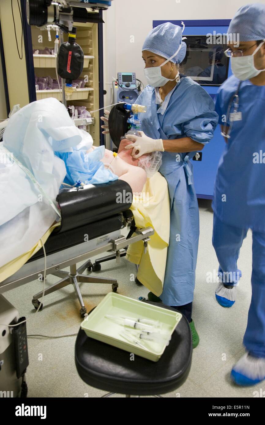 Paziente sotto anestesia generale, con assistenza respiratoria maschera. Foto Stock