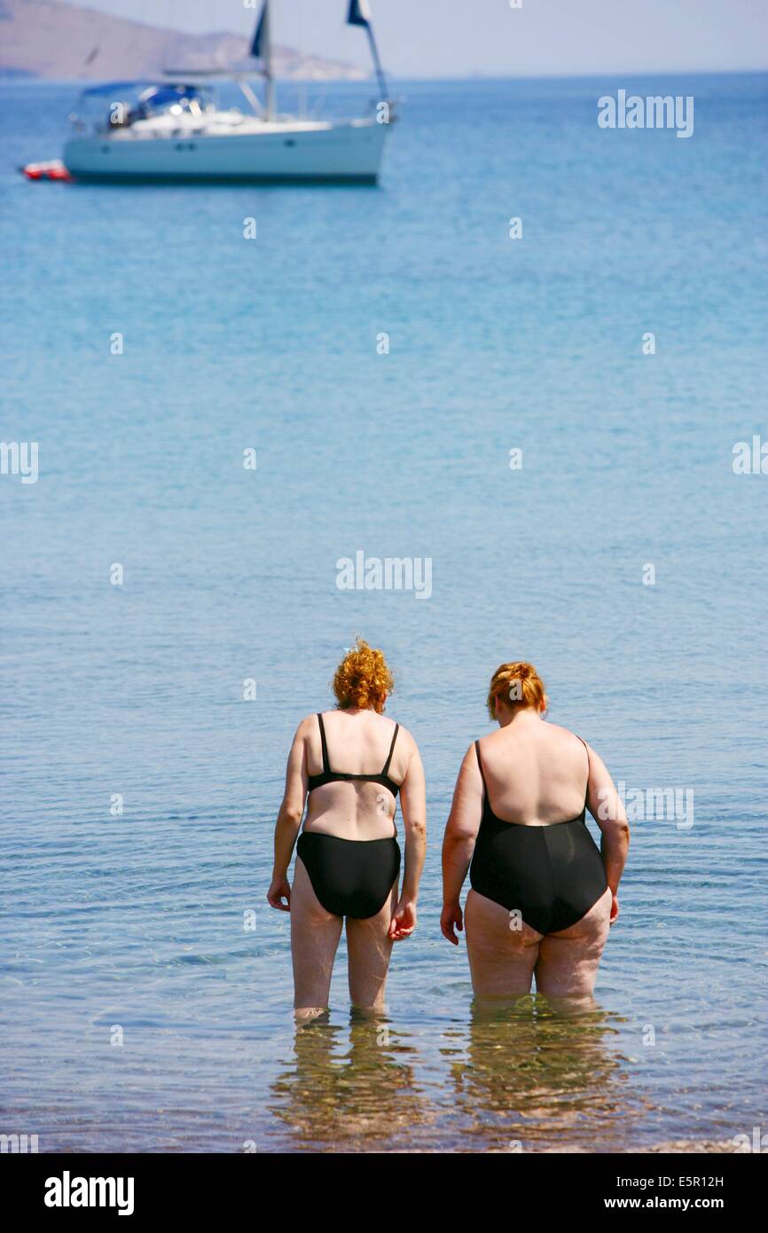 Due donne in spiaggia. Foto Stock