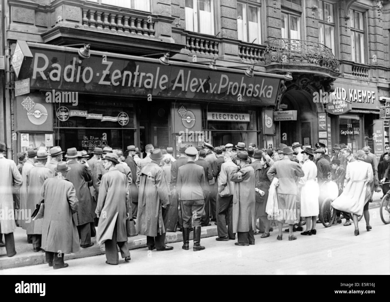 La foto di un comunicato stampa nazista mostra gli studi radiofonici di Alex von Prohaska durante l'annuncio speciale sulla caduta della città russa Rostov a Berlino, Germania, luglio 1942. Fotoarchiv für Zeitgeschichtee - NESSUN SERVIZIO DI CABLAGGIO Foto Stock