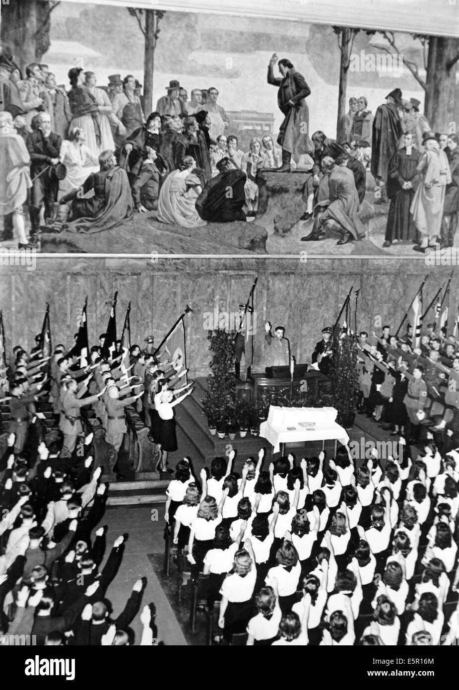 L'immagine da un rapporto di notizie nazista mostra il giuramento cerimoniale in di 18 ragazzi e ragazze dalla Gioventù Hitler nel partito nazista nella Nuova Aula presso l'Università di Berlino a Berlino, Germania, settembre 1942. Fotoarchiv für Zeitgeschichte - SENZA FILI Foto Stock
