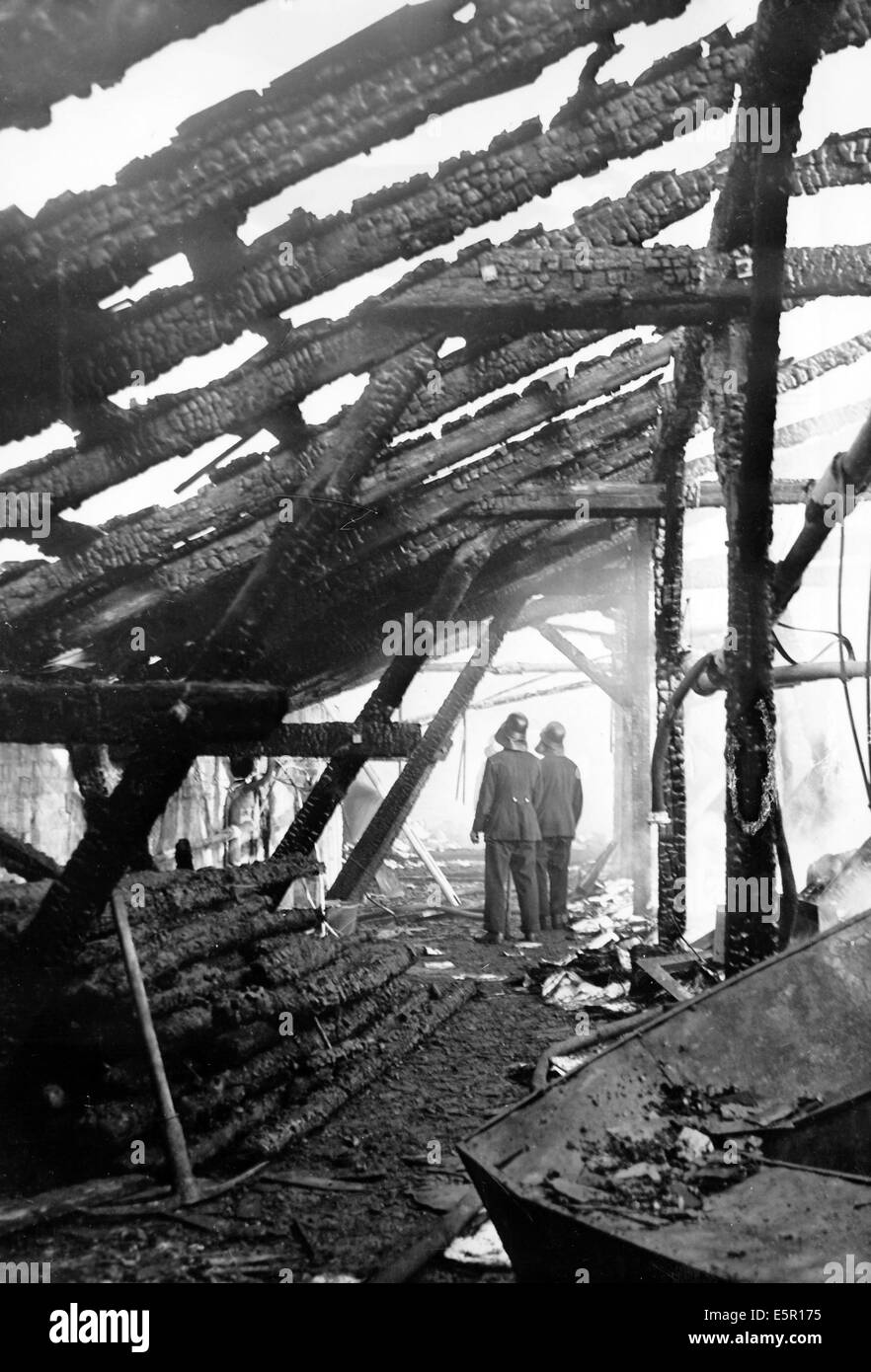 L'immagine di un comunicato stampa nazista mostra un tetto distrutto di un edificio residenziale dopo un attacco di bomba aerea britannica in un quartiere esterno di Berlino, Germania, settembre 1940. Fotoarchiv für Zeitgeschichte - SENZA FILI Foto Stock