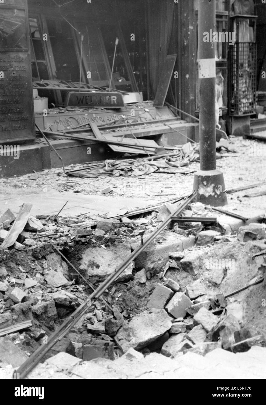 L'immagine di un comunicato stampa nazista mostra un cratere di bombe su Ritterstrasse dopo un raid aereo britannico la notte prima a Berlino, in Germania, il 31 agosto 1940. Fotoarchiv für Zeitgeschichte - SENZA FILI Foto Stock