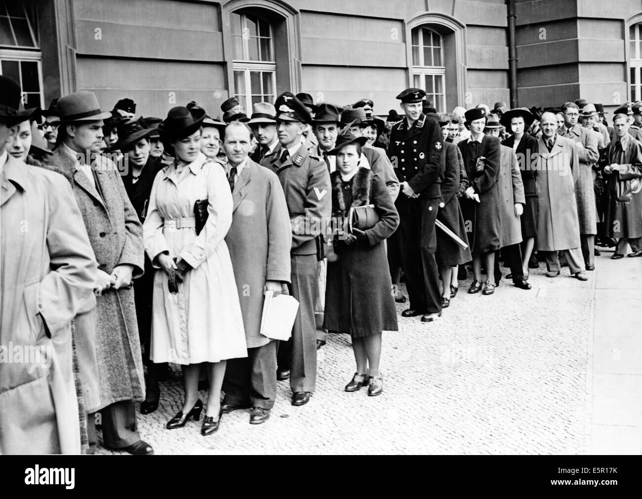 La foto di un comunicato stampa nazista mostra le persone in attesa in fila in una biglietteria teatrale a Berlino, Germania, giugno 1943. Fotoarchiv für Zeitgeschichte - SENZA FILI Foto Stock