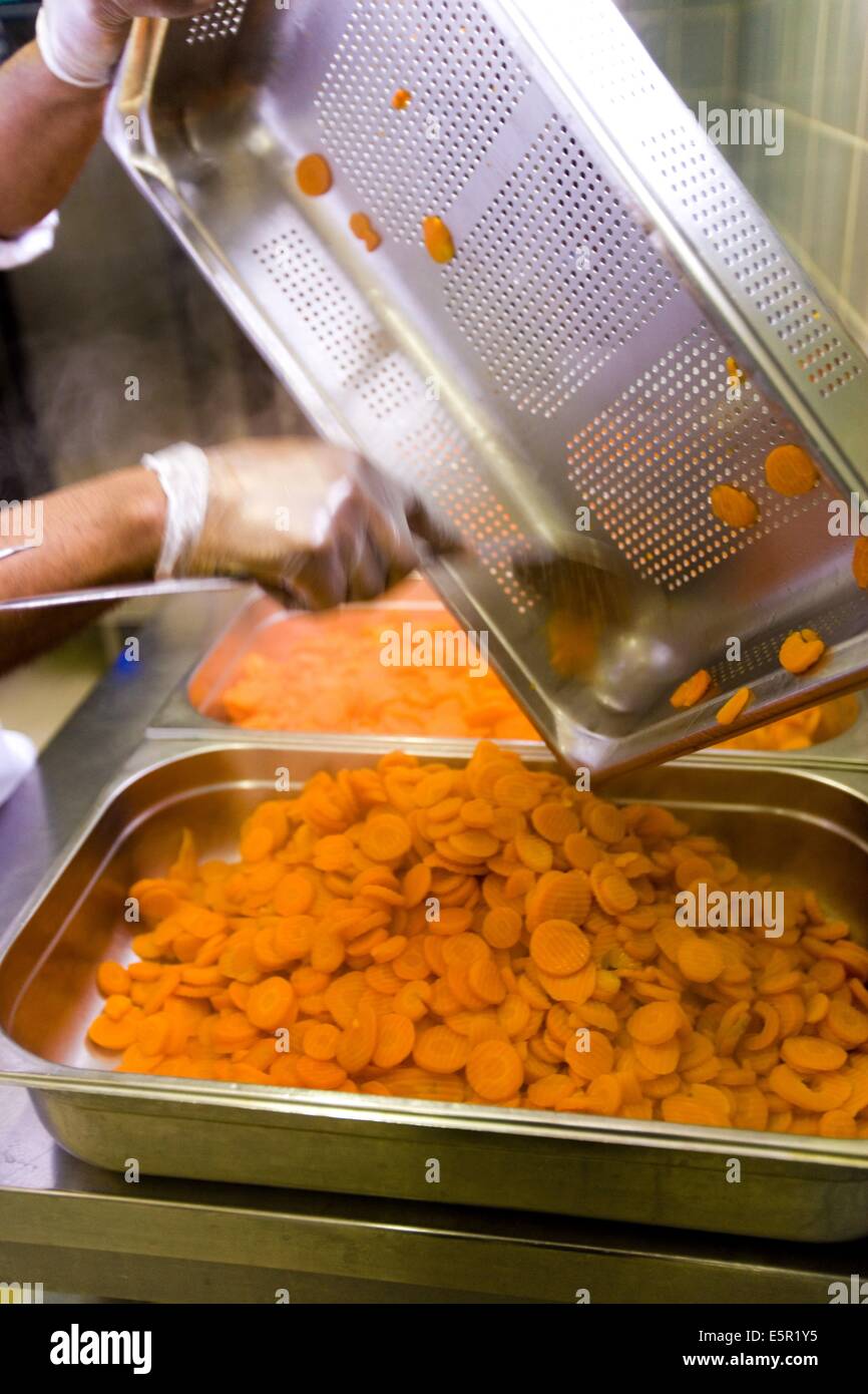 Preparazione dei pasti in mensa cucine. Foto Stock